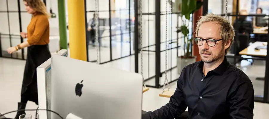 Navn og logo: Skal det laves på samme tid?