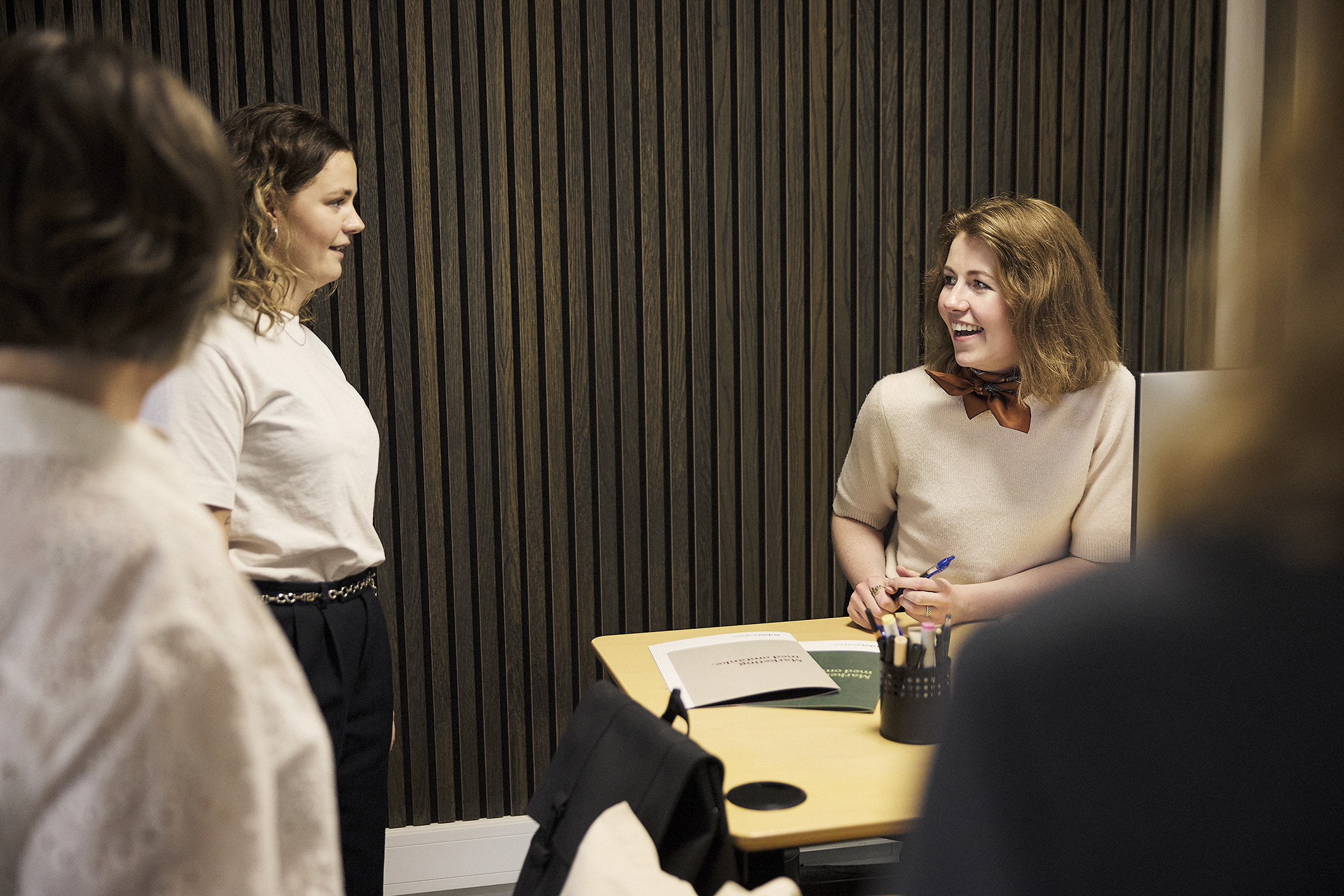 Laura og Andrea fra Ørskovgruppen arbejder med tekster