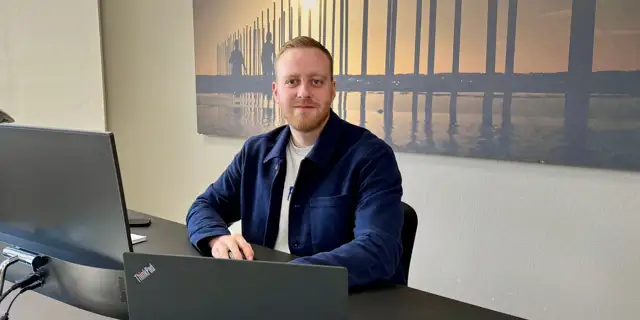 Kristoffer på sin kontorplads