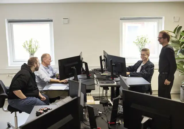 Peter fra Ørskovgruppen giver feedback til webudviklerne