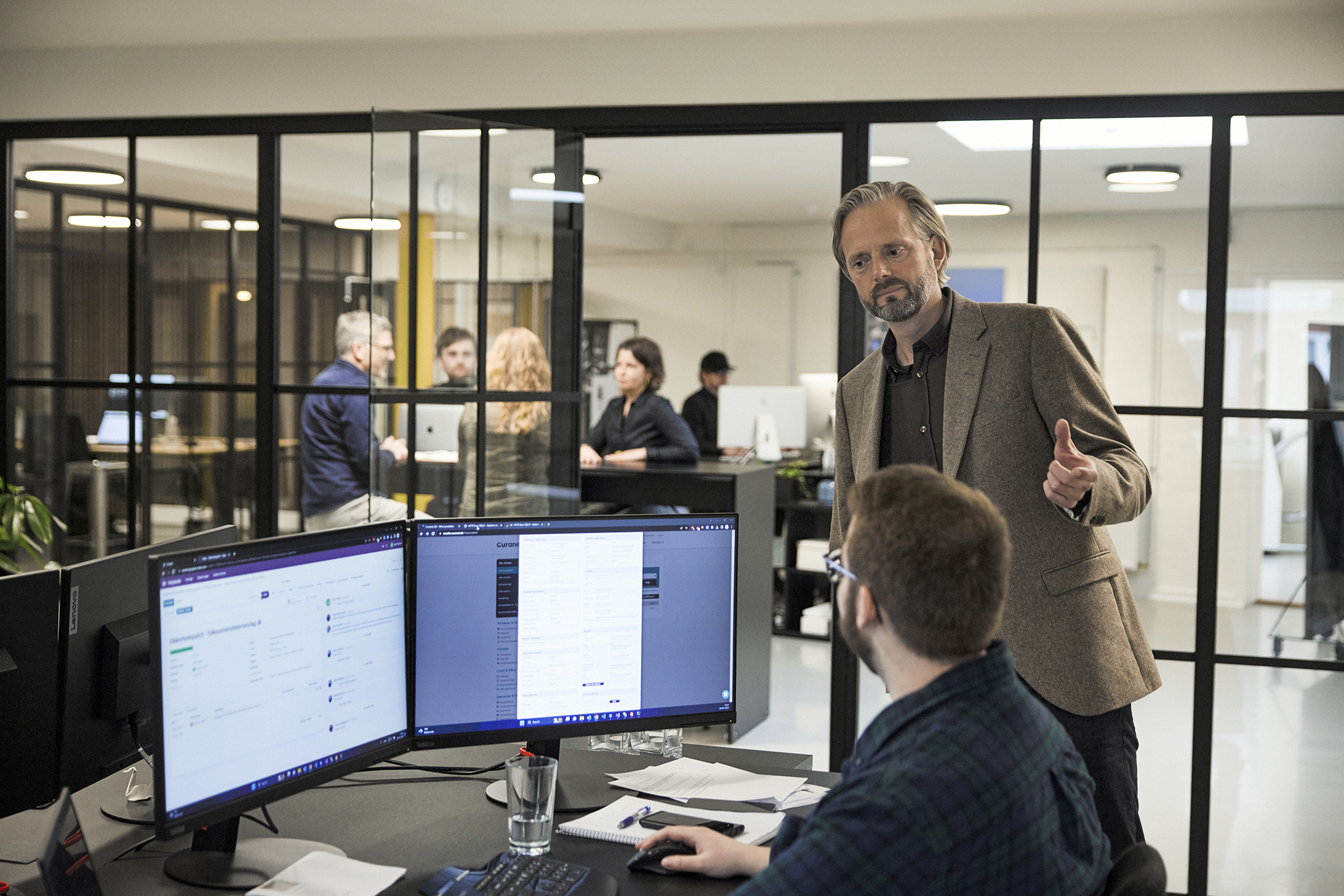 Peter fra Ørskovgruppen giver feedback til webudviklerne 