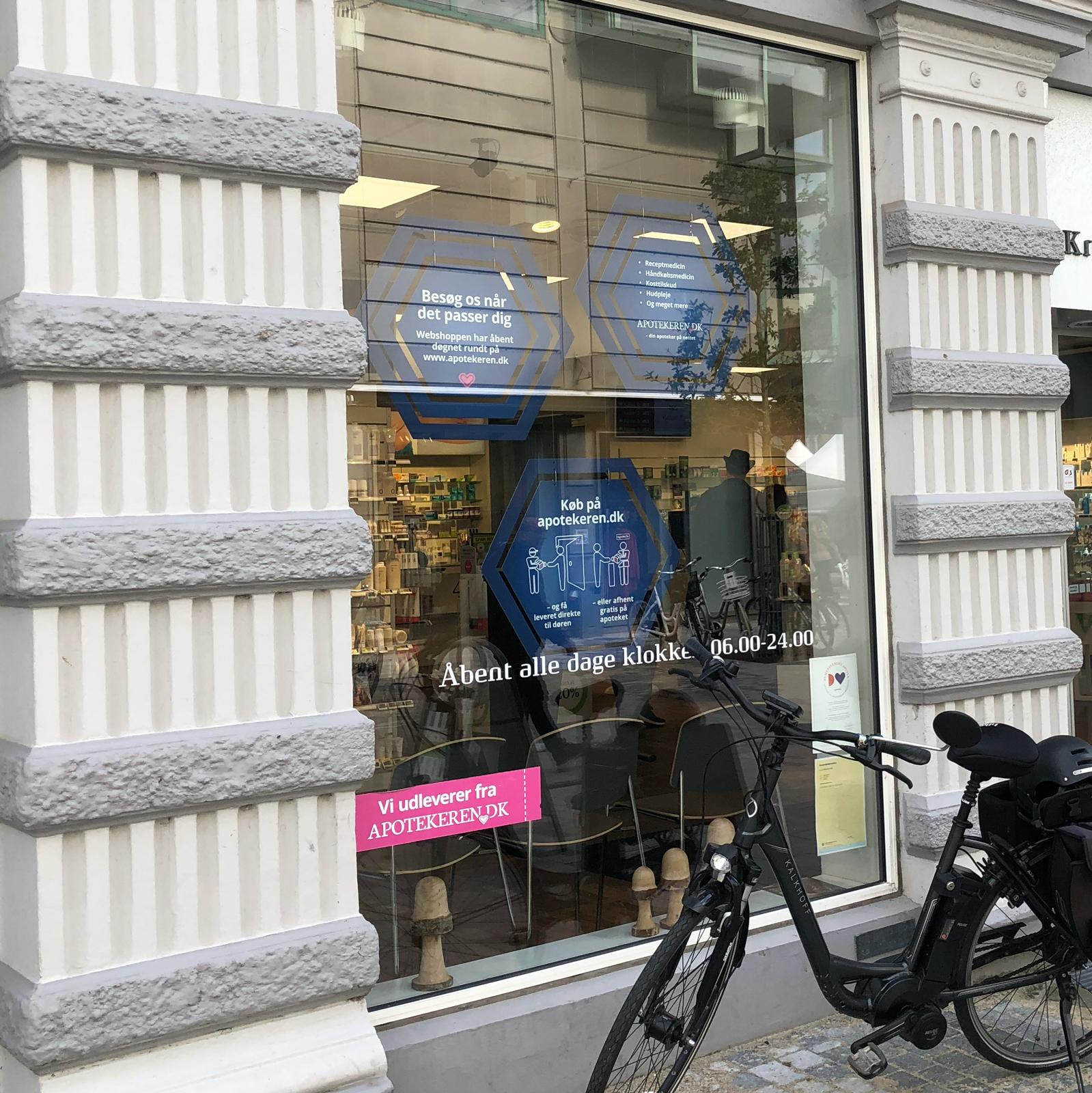 Apotekeren A.m.b.a. vinduesskilte