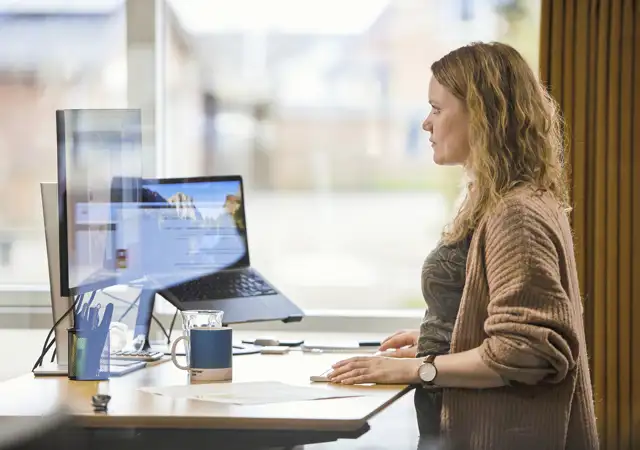 Lone arbejder med e-mailmarkedsføring